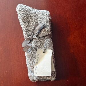 Barefoot dreams graphite/white women’s socks